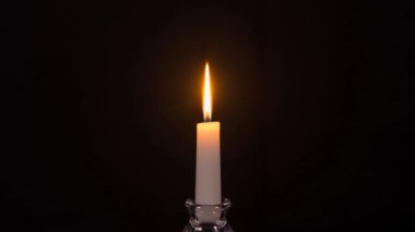 Les bougies s’arrachent en France avec la peur des coupures d’électricité