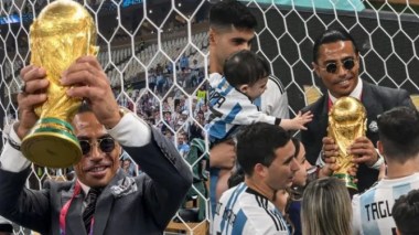 La FIFA enquête sur la présence sur la pelouse d’un célèbre cuisinier turc