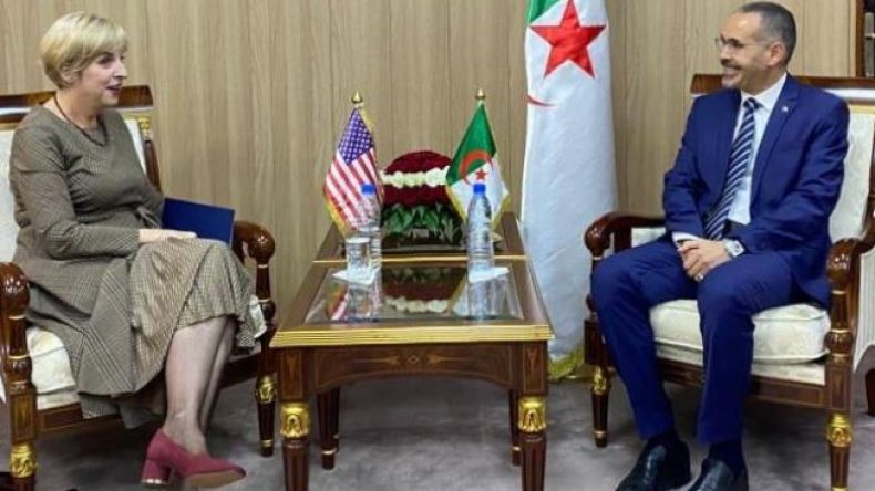 سفيرة أمريكا ترغب في إقامة دورات لكرة السلة بالجزائر