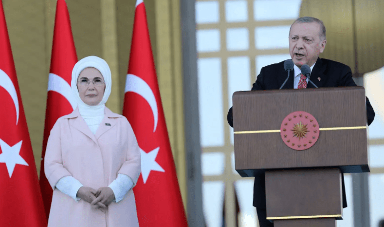 Turquie: Erdogan relance le débat sur le port du voile islamique