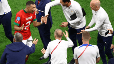 En vidéo, la célébration des Bleus dans le vestiaire en présence d’Emmanuel Macron