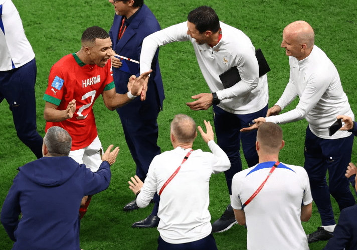 En vidéo, la célébration des Bleus dans le vestiaire en présence d’Emmanuel Macron