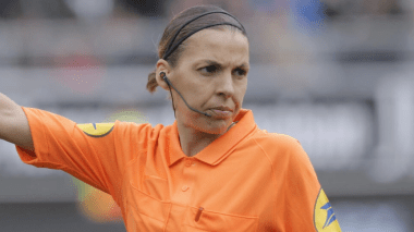 Une Française , première femme à arbitrer en Coupe du monde