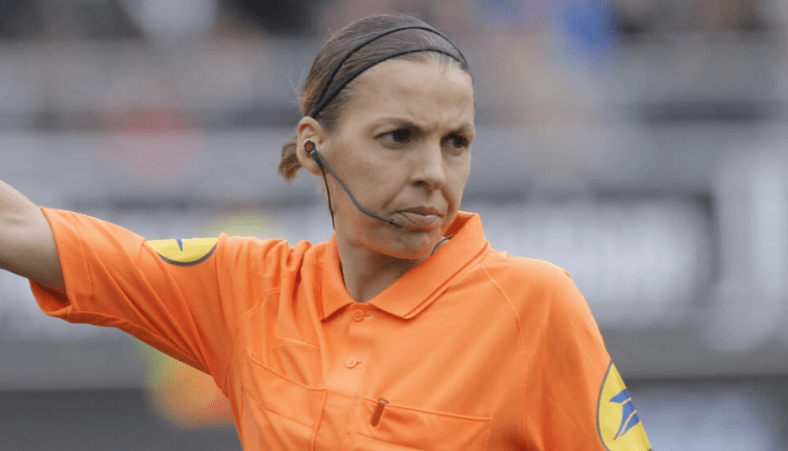 Une Française , première femme à arbitrer en Coupe du monde