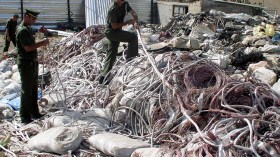 لصوص النحاس والبلاستيك.. خطر على الأحياء