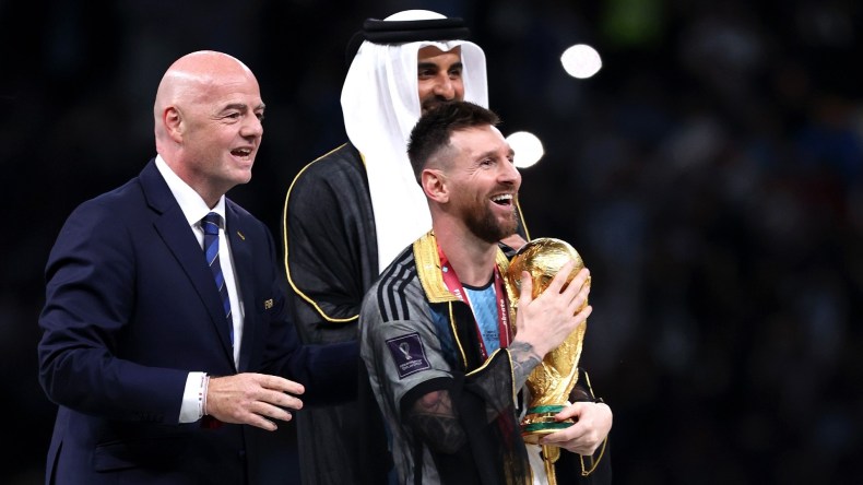 تصوّروا كم يبلغ سعر “البشت” الذي ألبسه أمير قطر لميسي؟