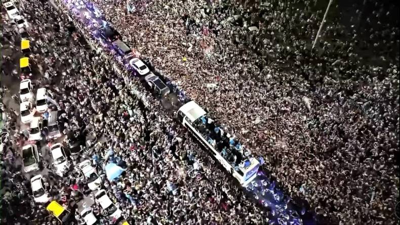 بالفيديو.. هكذا استقبلت الجماهير الأرجنتينية أبطال العالم