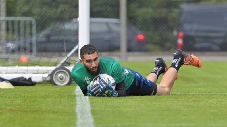 رغم الفوز والتأهّل.. فريق الحارس ماندريا يُقصَى!