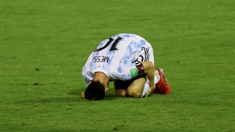بِالفيديو: ميسي يفلت مِن صعقة كهربائية مُميتة
