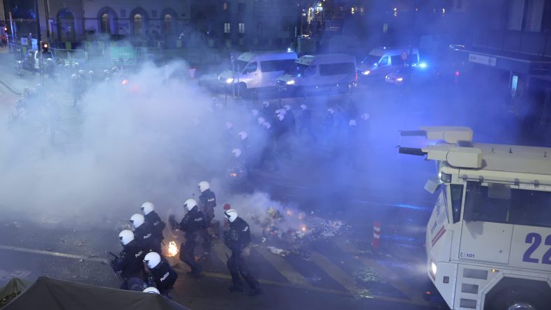 بالفيديو.. اعتقال مشجعين مغربيين إثر اشتباكات مع الشرطة في بروكسل