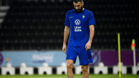 صحيفة فرنسية: هذا سبب غضب بن زيمة من ديشان والطاقم الطبي