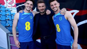 بيكام يحفز لاعبي ” الأسود الثلاثة” قبل مواجهة “الديكة”