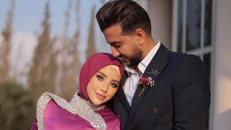 “بلوغر” شهيرة تشعل الشبكات بعد ارتباطها بزوج صديقتها!