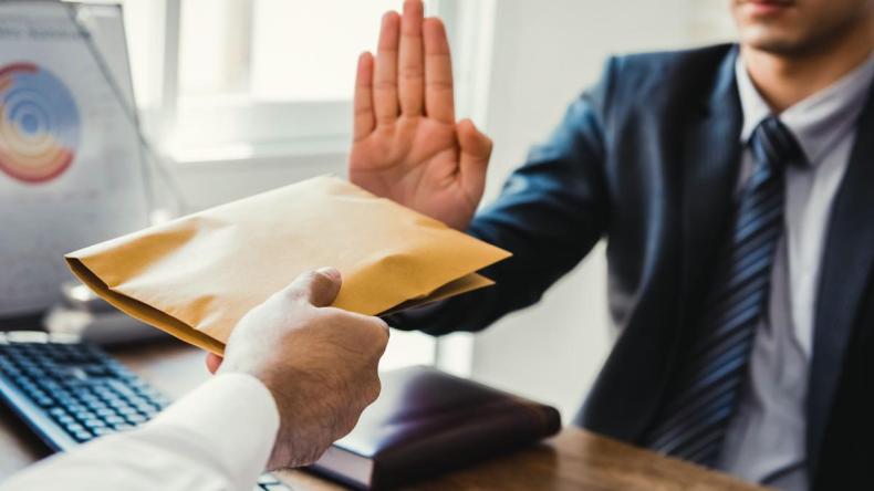 قانون جديد حول التبليغ عن الفساد لتعويض الرسائل المجهولة