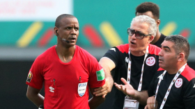 حكم إفريقي مُثير للجدل يعتزل