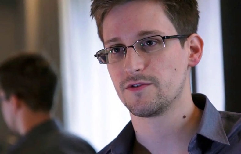 Le lanceur d’alerte US Edward Snowden a reçu son passeport russe