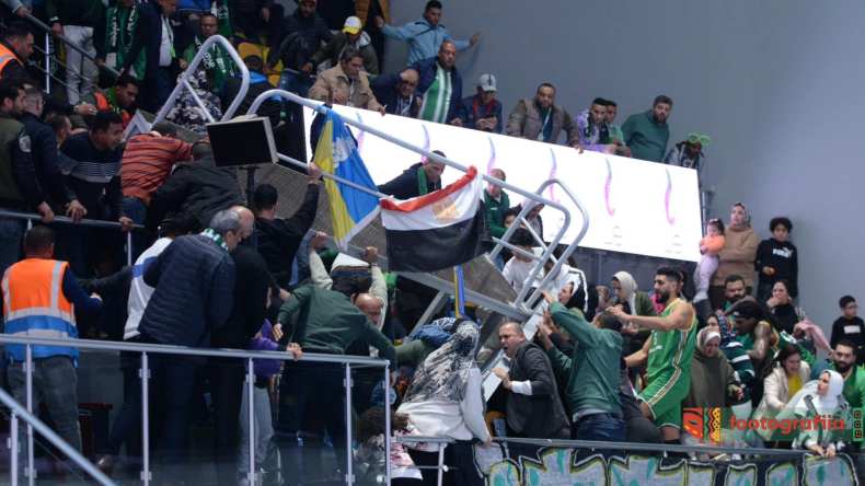 بالفيديو.. جرحى في انهيار مدرجات قاعة رياضية في مصر