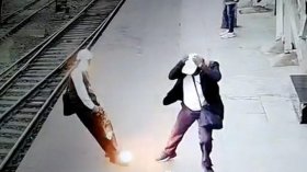 هل تعرض رجل للصعق بسبب سماعة بلوتوث؟..  هذه هي حقيقة الفيديو   