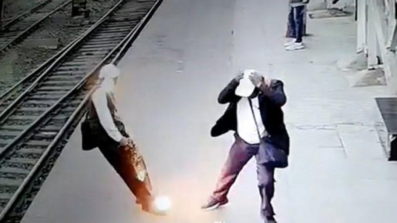 هل تعرض رجل للصعق بسبب سماعة بلوتوث؟..  هذه هي حقيقة الفيديو   