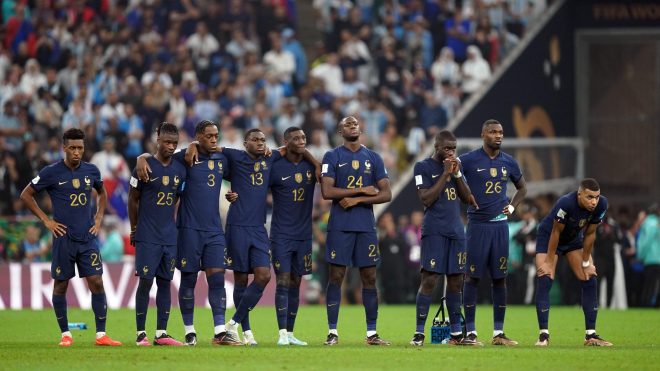 هل نشرت إذاعة مونتي كارلو تغريدة عنصرية عن لاعبي المنتخب الفرنسي؟