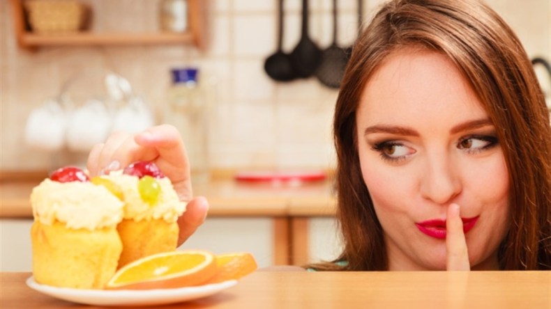 أخصائية تغذية: هكذا يمكنك تناول الحلويات يومياً دون شعور بالذنب