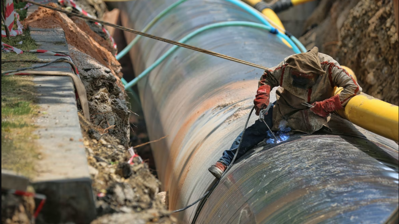 الرئيس تبون: مشروع أنبوب الغاز العابر للصحراء يتعرض “للتشويش”