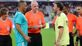 بالصور.. إنفانتينو حكما في مباراة استعراضية لأساطير كرة القدم