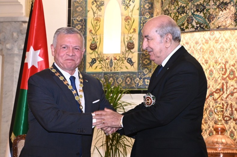 Le Président Tebboune décerne au Roi Abdallah II de Jordanie la médaille du mérite national de l’ordre “El Athir”