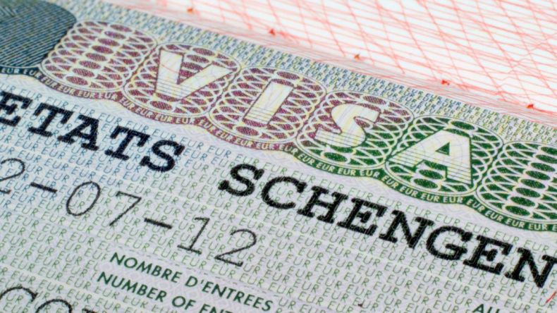 دبلوماسي فرنسي: منح التأشيرات للجزائريين سيعود إلى مستواه الطبيعي