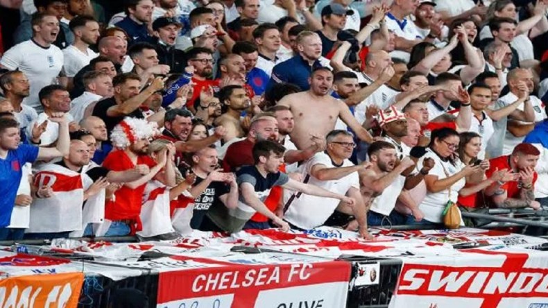 “الحرية لفلسطين”.. مشجع إنجليزي يحرج مراسل قناة عبرية على المباشر (فيديو)