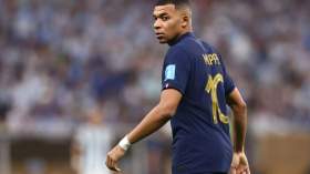 مبابي يتعرض لإساءات عنصرية خلال احتفالات الجماهير الأرجنتينية