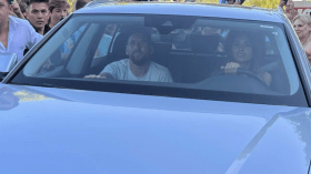 بالفيديو.. ميسي يحظى باستقبال الأبطال في مسقط رأسه