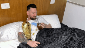 بالصور.. ميسي ينام ويستيقظ على كأس العالم