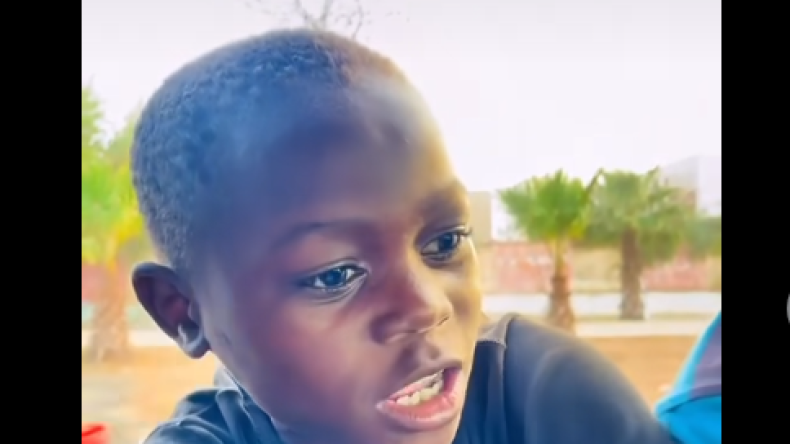 طفل نيجيري يأسر قلوب نشطاء جزائريين بفيديوهات طريفة