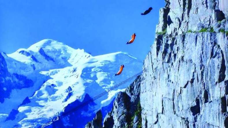 أسترالية سقطت من ارتفاع 4 كيلومترات وبقيت على قيد الحياة (فيديو)