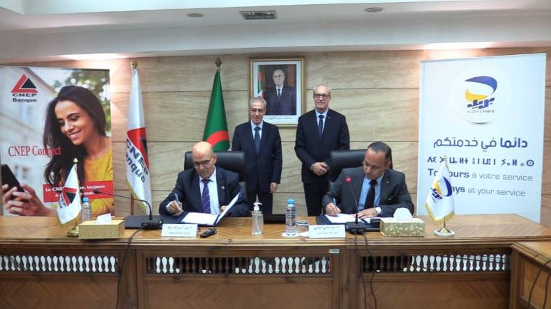 بريد الجزائر وكناب بنك يقرران استبدال 4 ملايين دفتر بالبطاقات البنكية