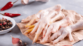 استهلاك “أرجل الدجاج” يثير موجة من الجدل والسخرية في مصر