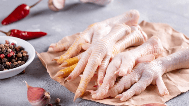 استهلاك “أرجل الدجاج” يثير موجة من الجدل والسخرية في مصر