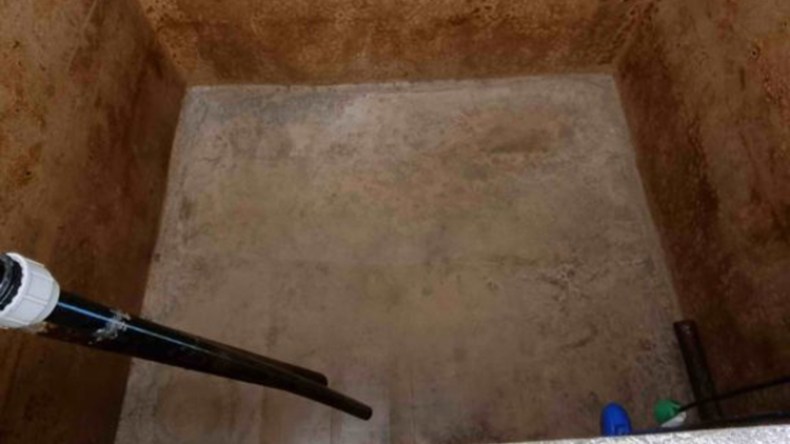 عملية تنظيف وتعقيم خزانات مياه الشرب بمواقع عدل تطرح تساؤلات