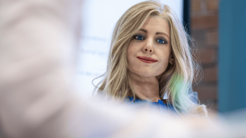 تقدم مقترحات وحلولا مبتكرة للمشكلات.. الروبوت “لينا” ثورة في عالم العمل