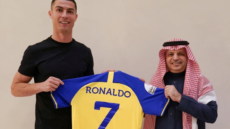 رونالدو ينضم رسميا إلى النصر السعودي بأجر هو الأعلى في العالم