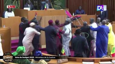 Vidéo: Une violente bagarre au Parlement entre des députés au Sénégal