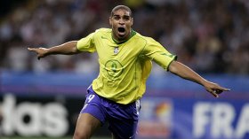 البرازيلي أدريانو ينفصل عن زوجته بسبب المونديال