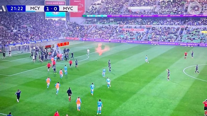 بِالفيديو: عنف وشغب في البطولة الأسترالية