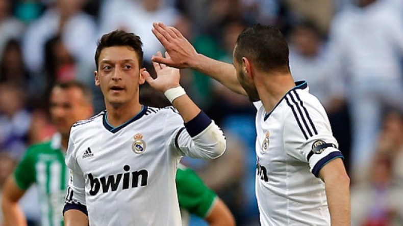 أوزيل يسخر من “الديكة” وينتصر لِبن زيمة