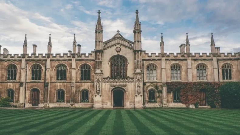 جامعة عريقة مثل أوكسفورد تنغمس في لعبة “حك تربح”!