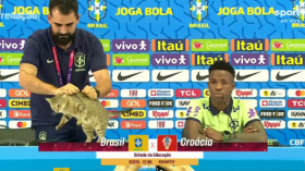 بِالفيديو: هذا حارس شخصي أم مدير الإعلام؟!