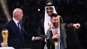 رأوا “البشت” وعميت عيونهم عن “السومبريرو”