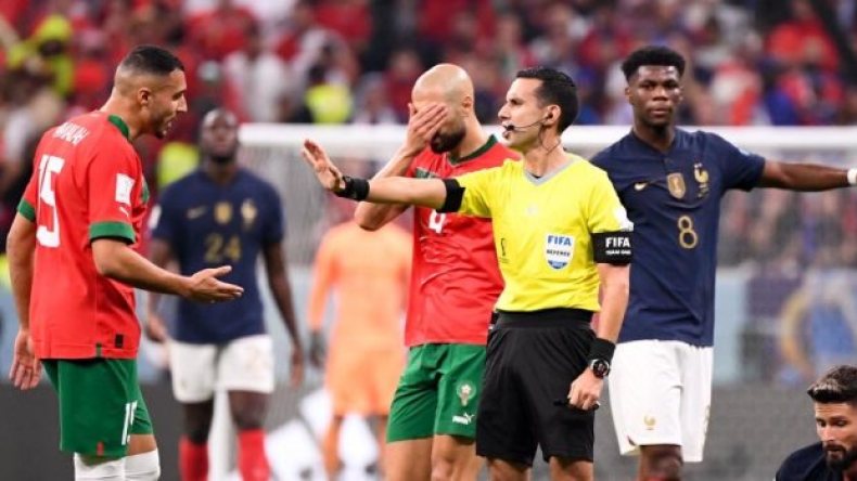 الحكم المكسيكي ساخرا: “يُمكن للمغرب أن تُطالب الفيفا بِإعادة مباراة فرنسا”!
