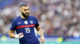 بن زيمة لـ “الديكة”: الاحتفاظ بِكأس العالم على مرمى حجر!